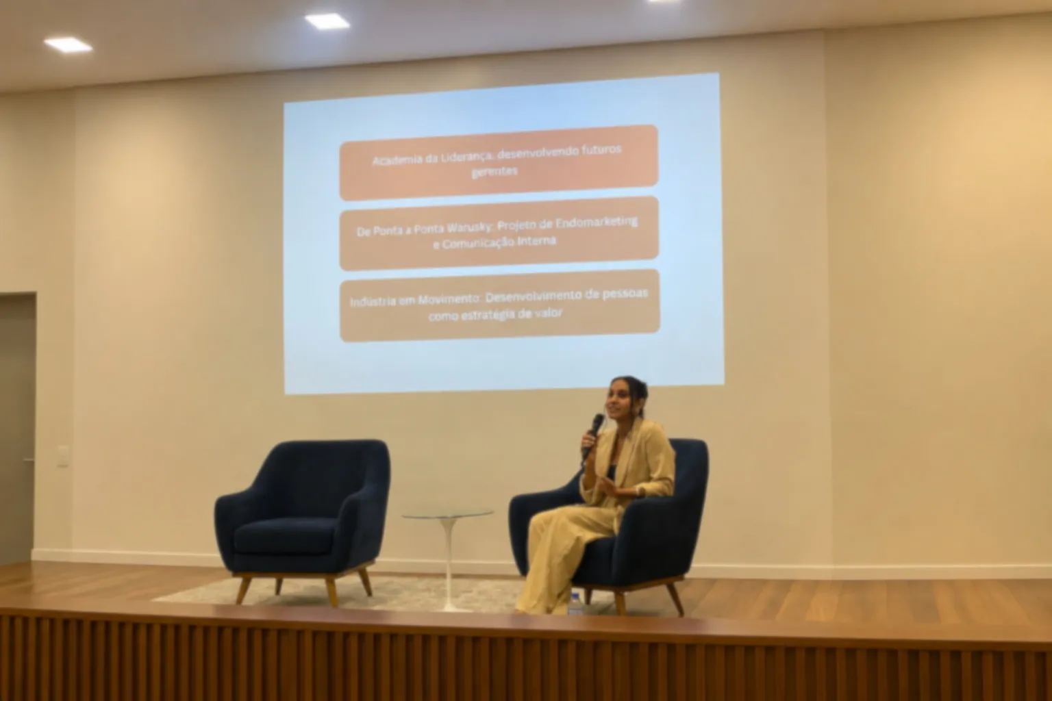 Consultoria de RH em reunião estratégica